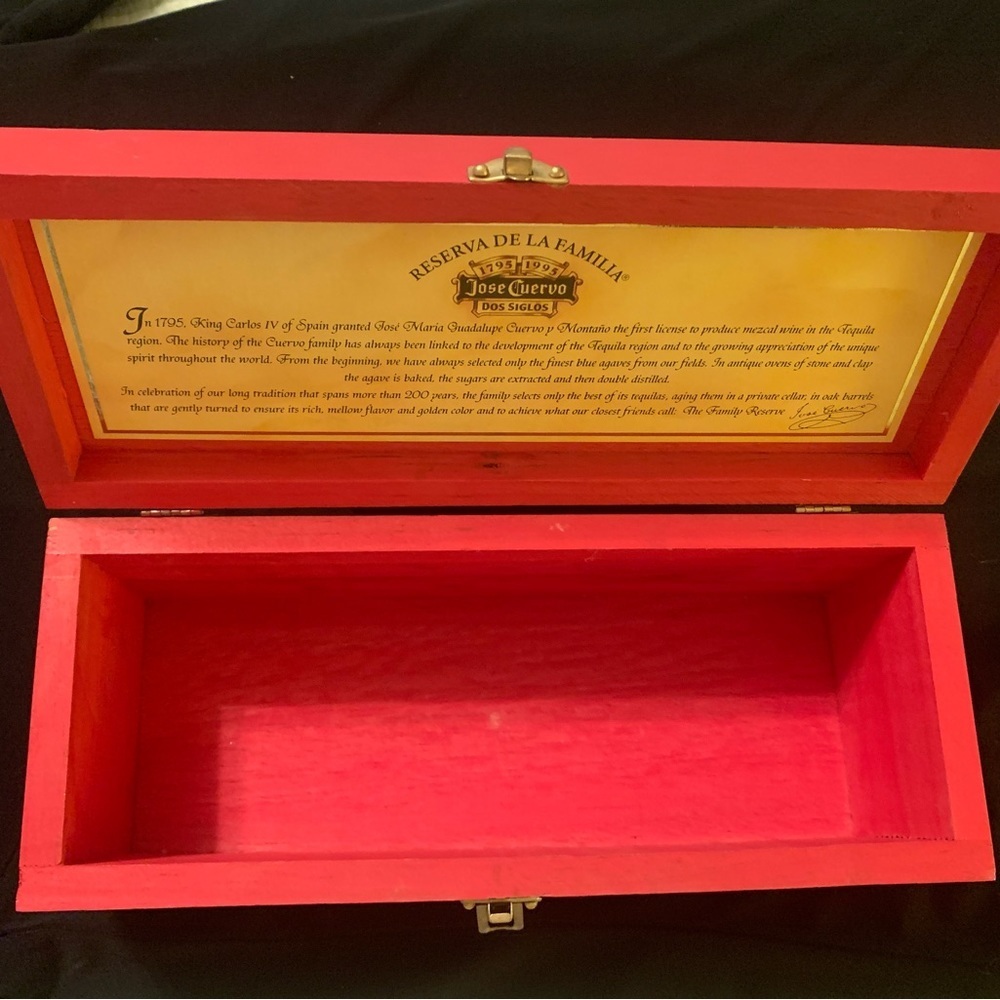 1996 Jose Cuervo Tequila Collector’s Box - Picture 4 of 9